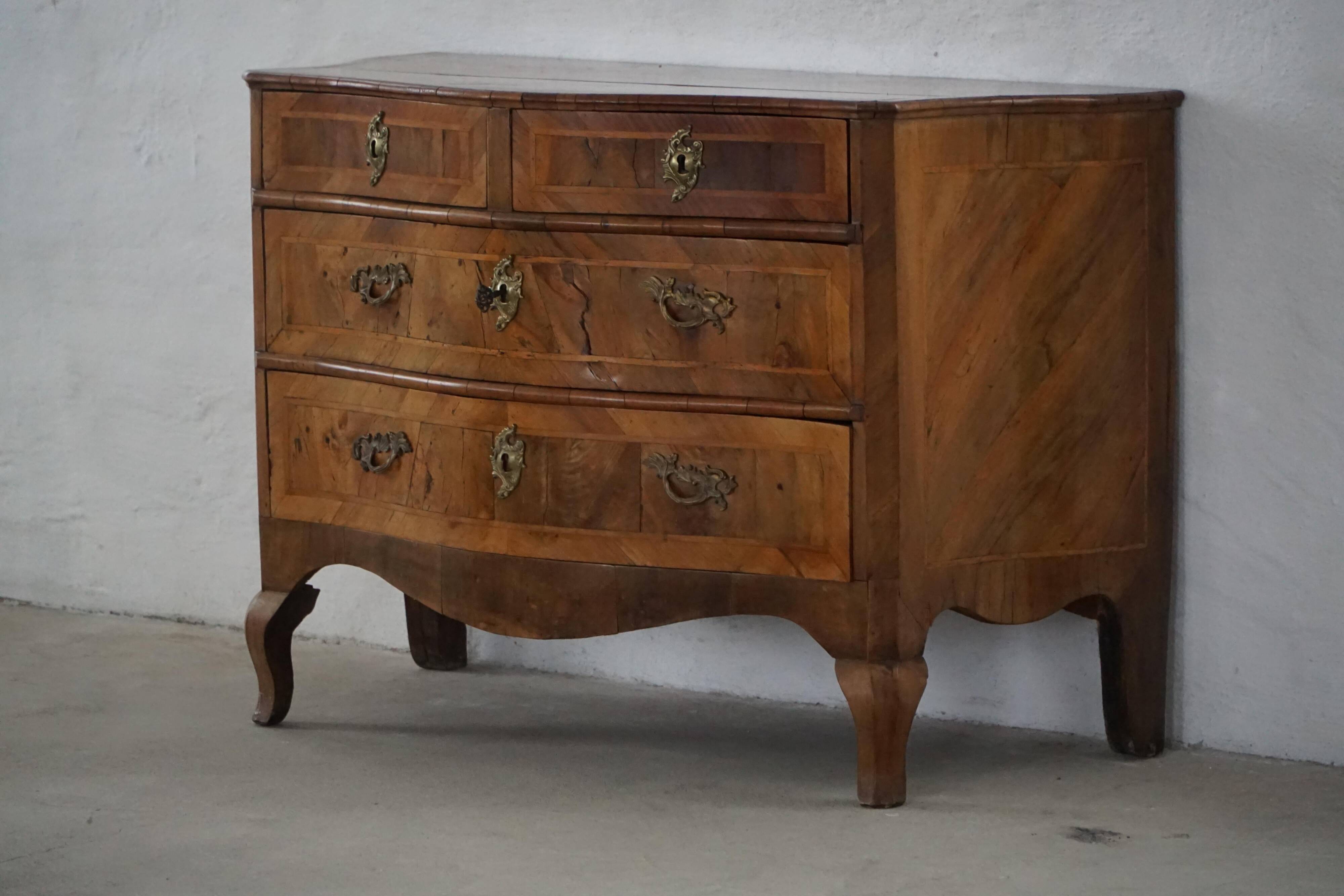 18ème siècle, commode danoise baroque serpentine antique en noyer