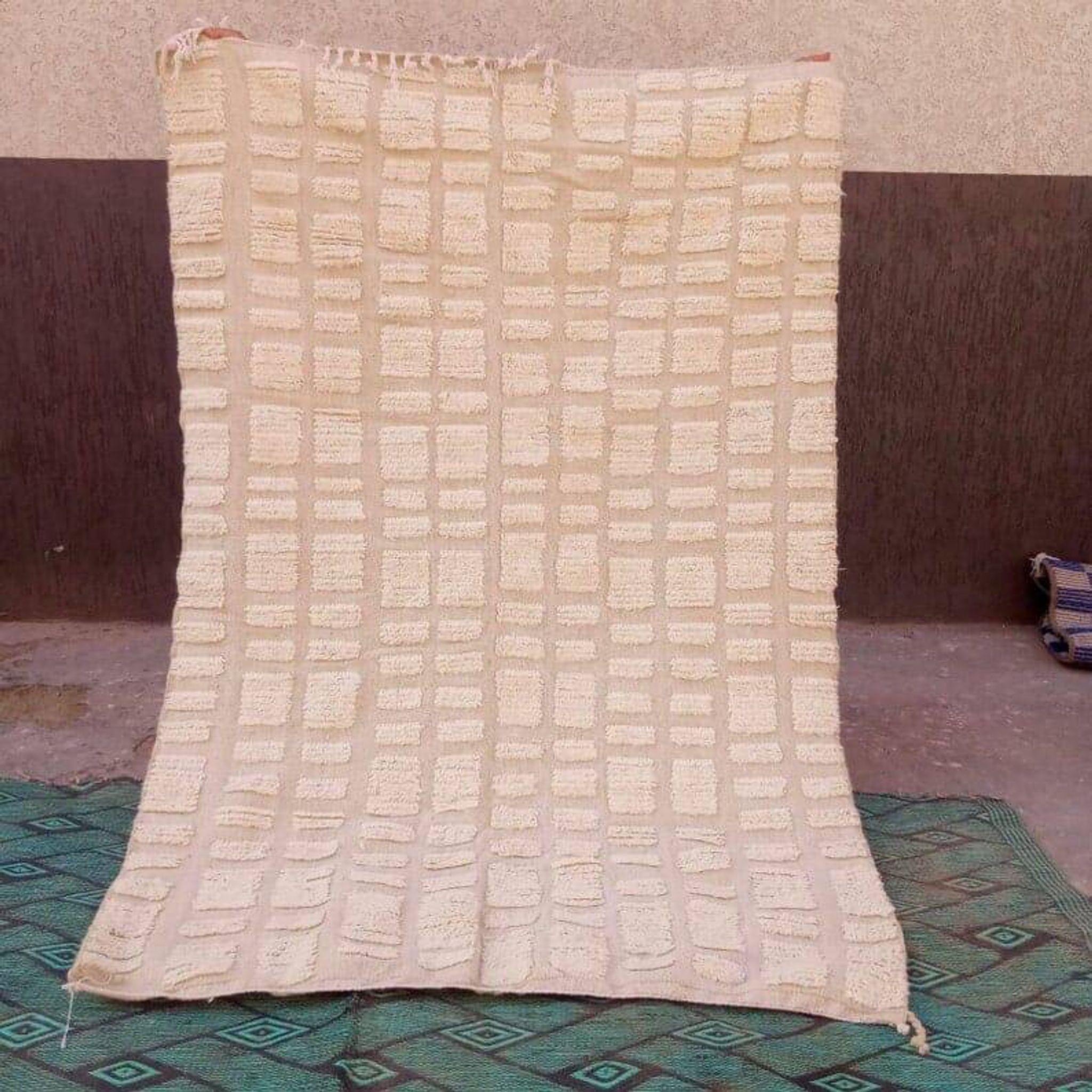 Handmade white Berber rug in natural wool, size 140 x 260 cm