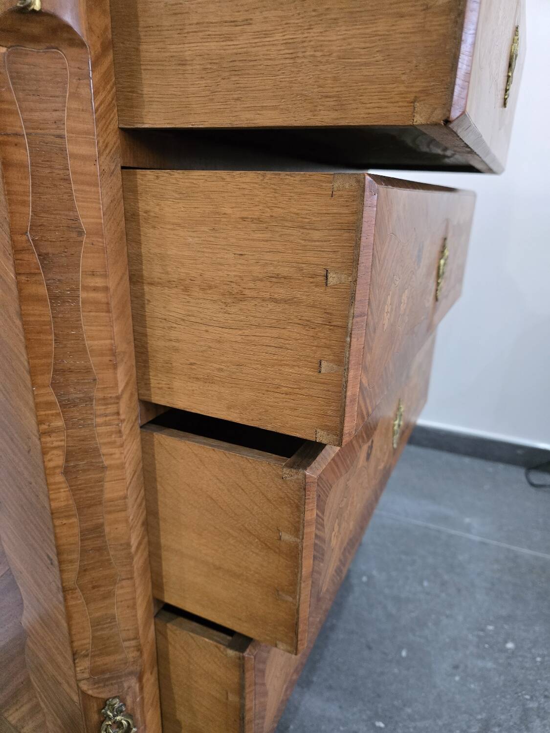 Louis XV chest of drawers in marquetry and gilded bronze - Marble top