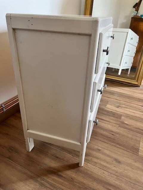 White chest of drawers