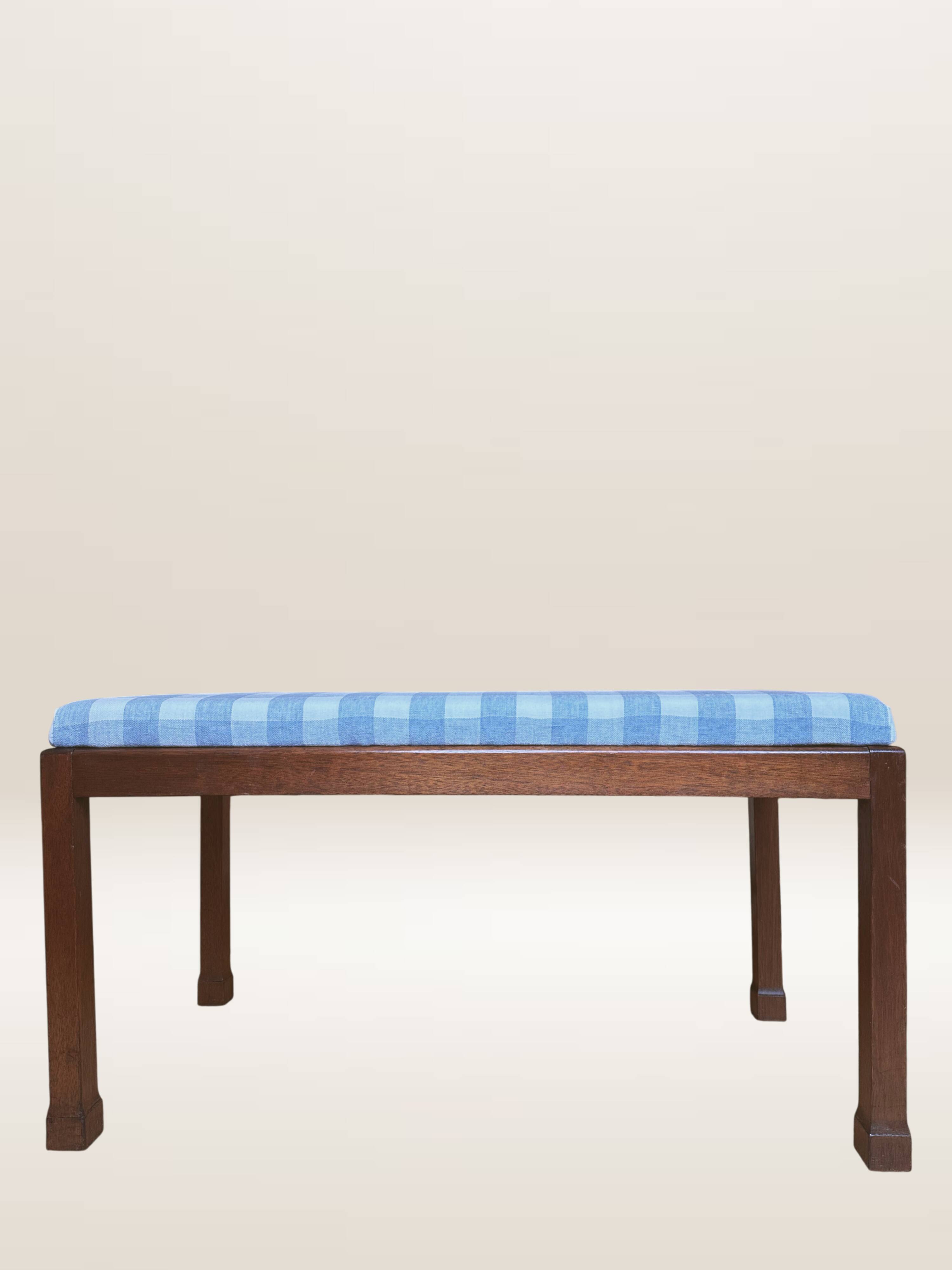 Ottoman coffee table in wood and gingham fabric.