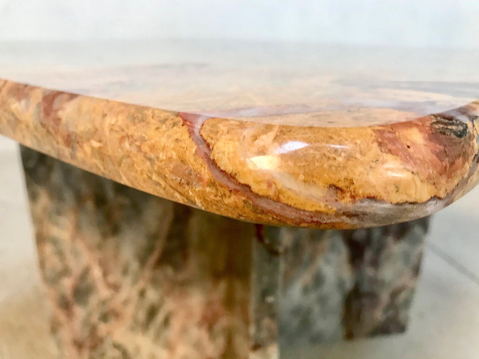 Table d'appoint ou table basse en marbre multicolore, Italie, années 1970
