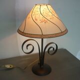 Lampe avec volutes en fer forgé et abat-jour ancien