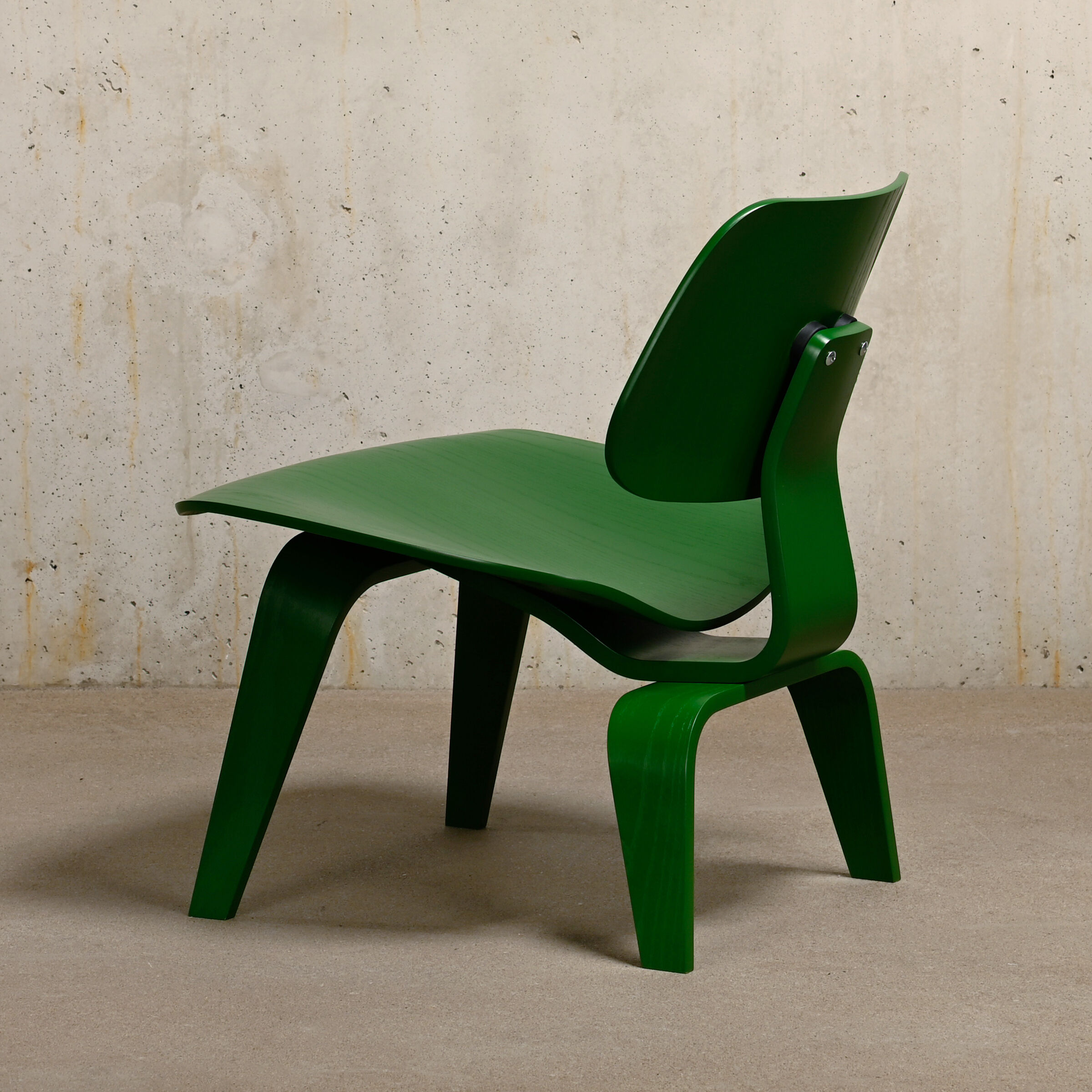 Chauffeuse Charles & Ray Eames LCW HAY collection pour Herman Miller