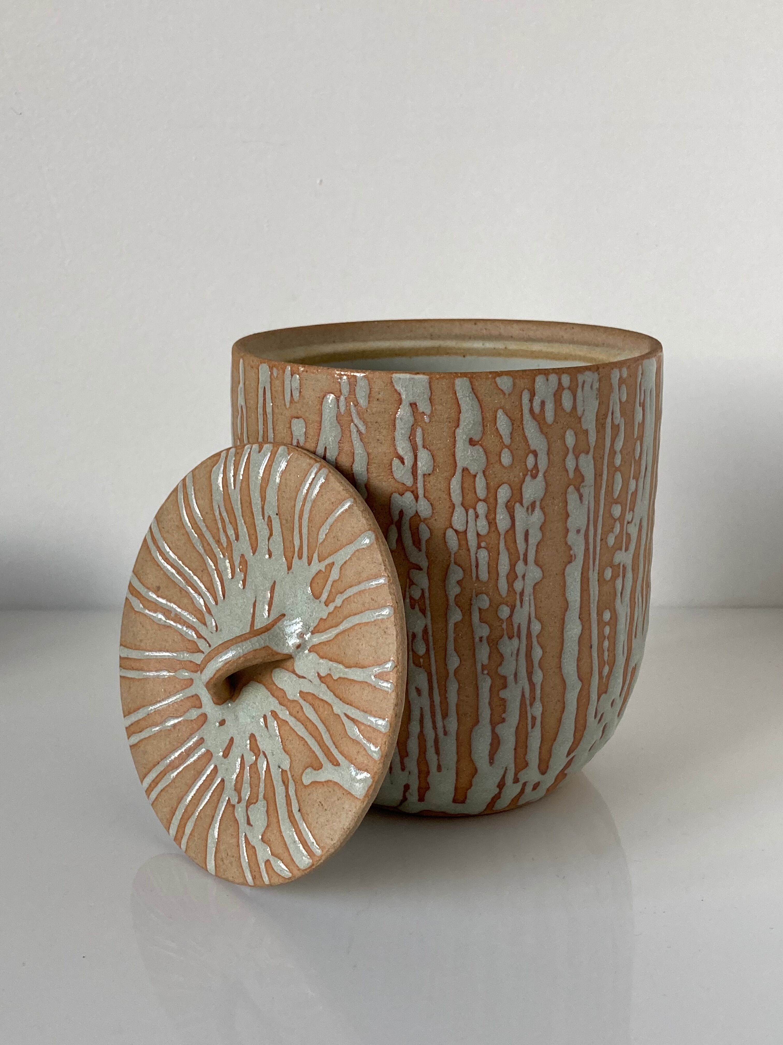 Large Japanese minguei covered pot in stoneware decorated with fine coulure, enamelled interior