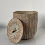 Pot couvert japonais minguei en grès à décor de fines coulure, l’intérieur émaillé