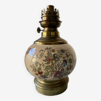 Ancienne lampe à pétrole décor fleur