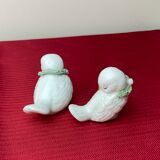 Paire d'oiseaux blancs miniatures en céramique ancienne