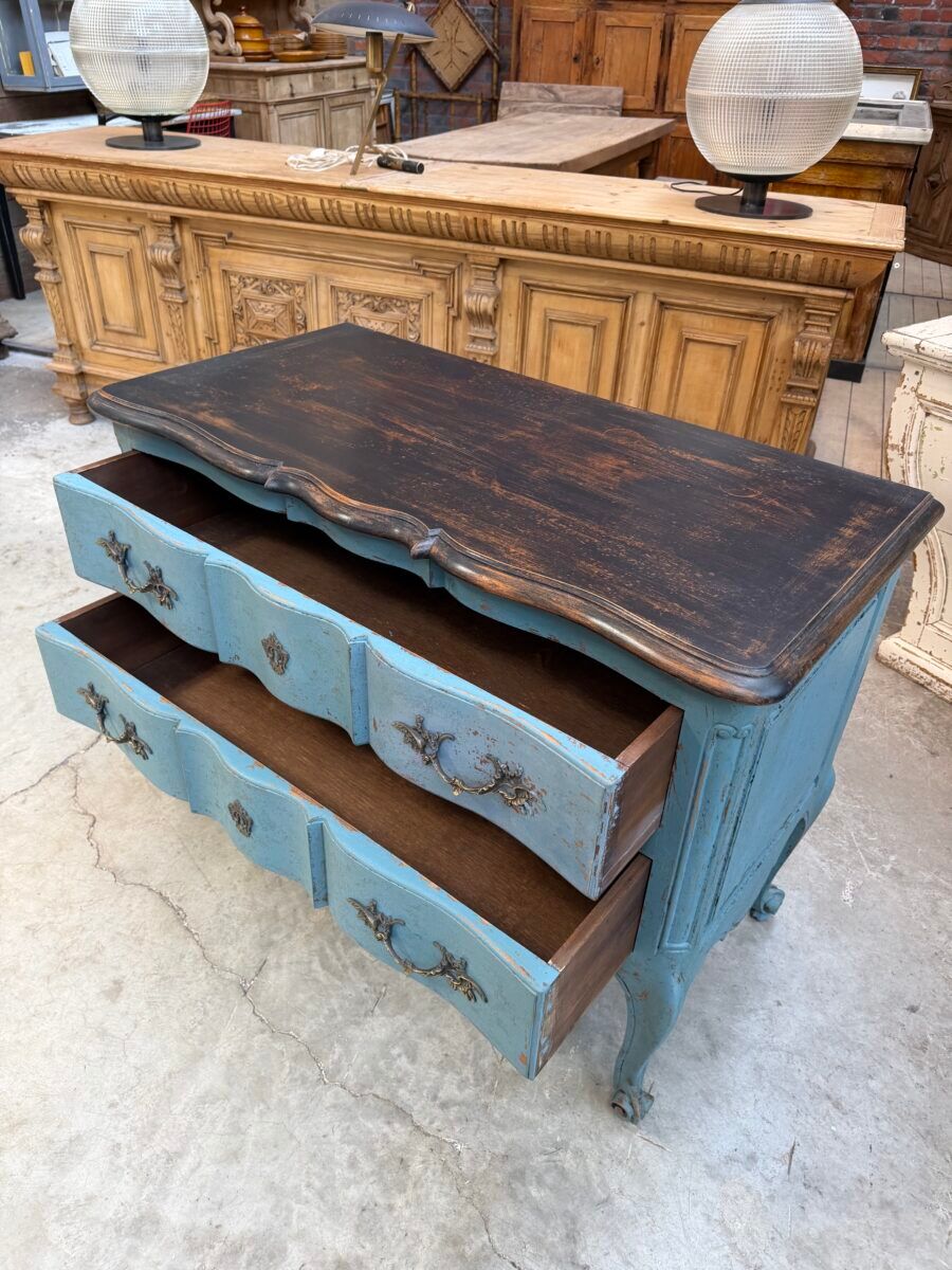 Commode de style Louis XV en noyer
