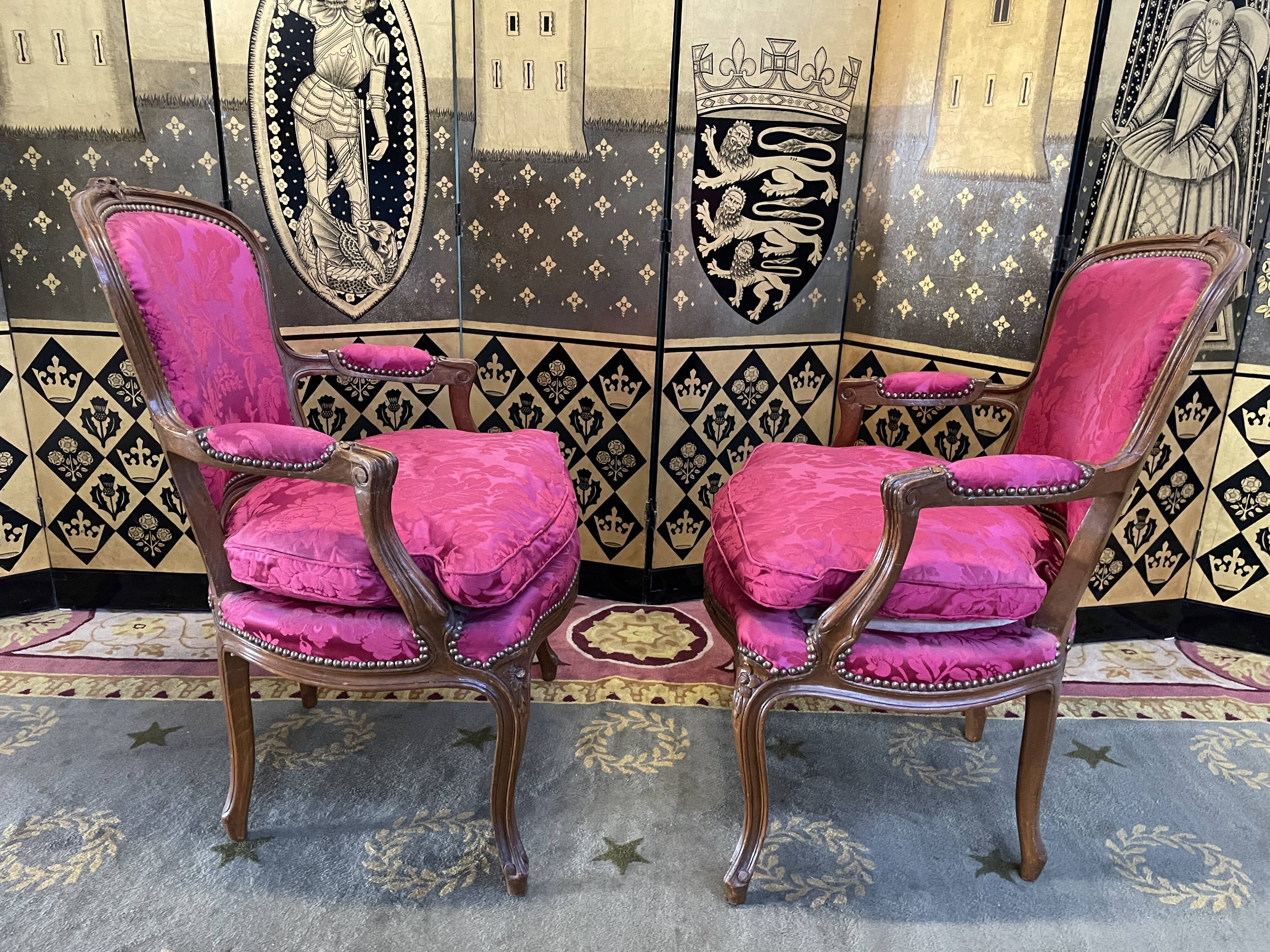 Paire de fauteuils cabriolets de style Louis XV
