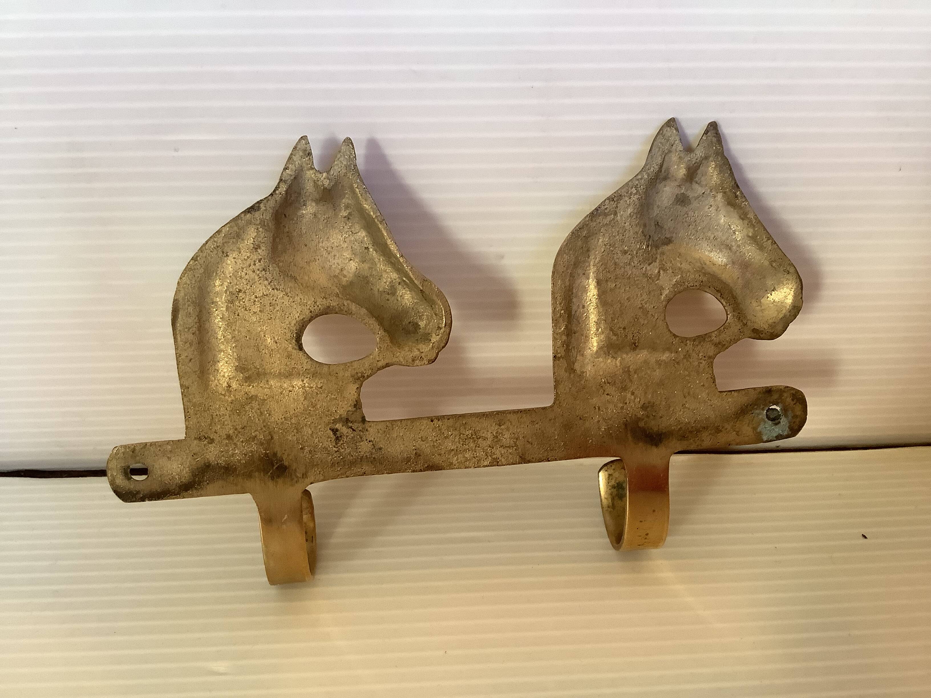 Wall-mounted coat rack with horses in brass