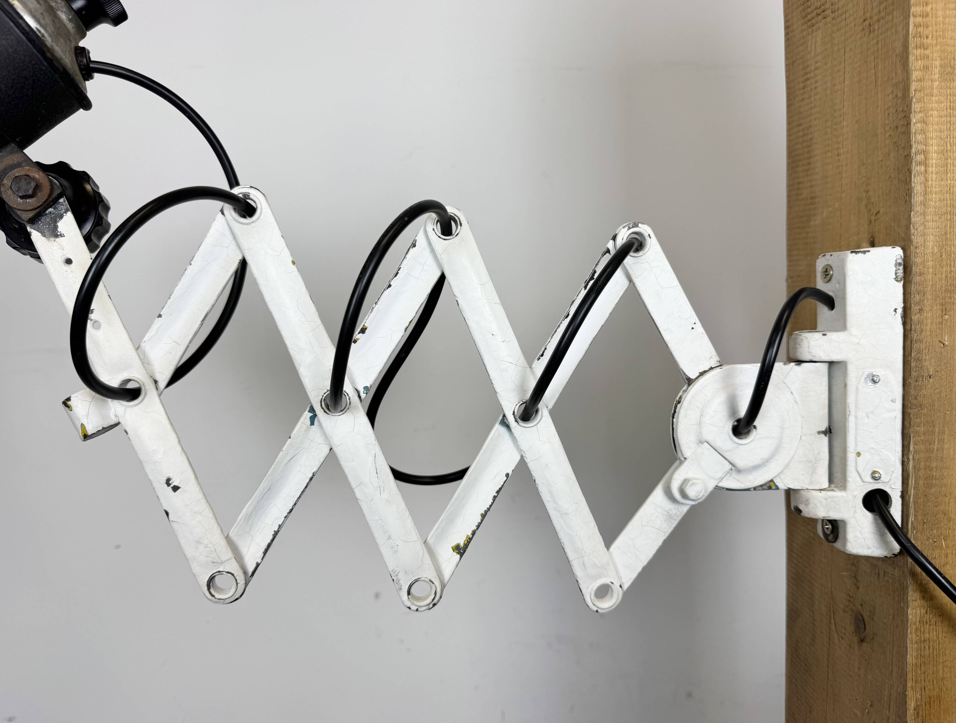 Lampe murale à ciseaux en émail noir industriel, années 1950