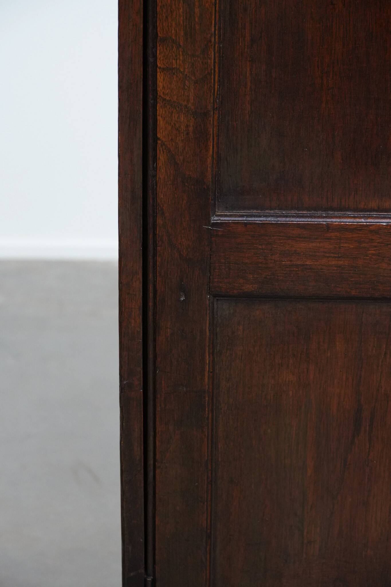 Charmant et intemporel meuble-commode ancien en chêne anglais du début du XIXe siècle, avec deux portes et une serrure fonctionnelle.