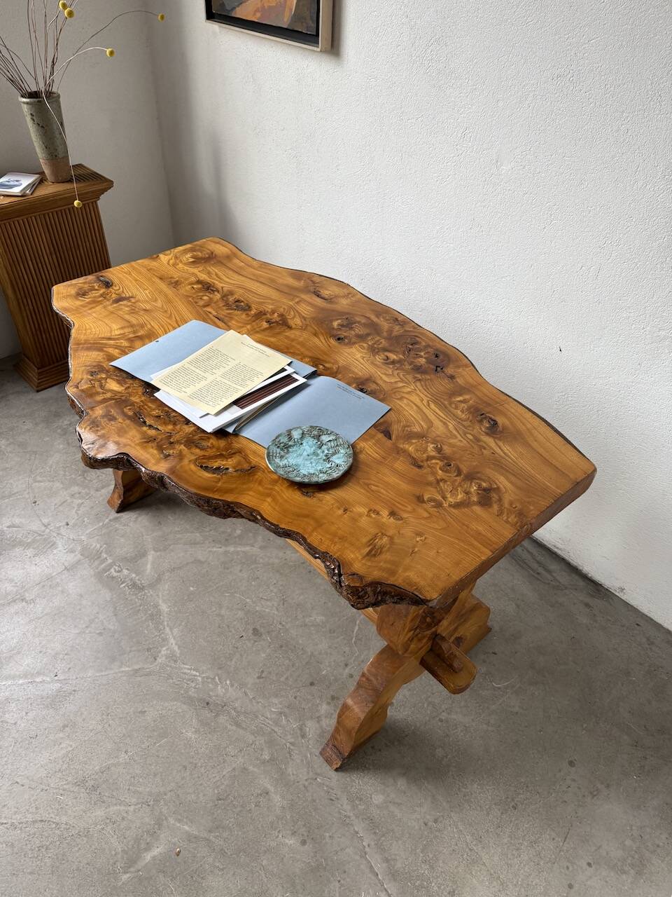 Table artisanale en orme massif, art populaire