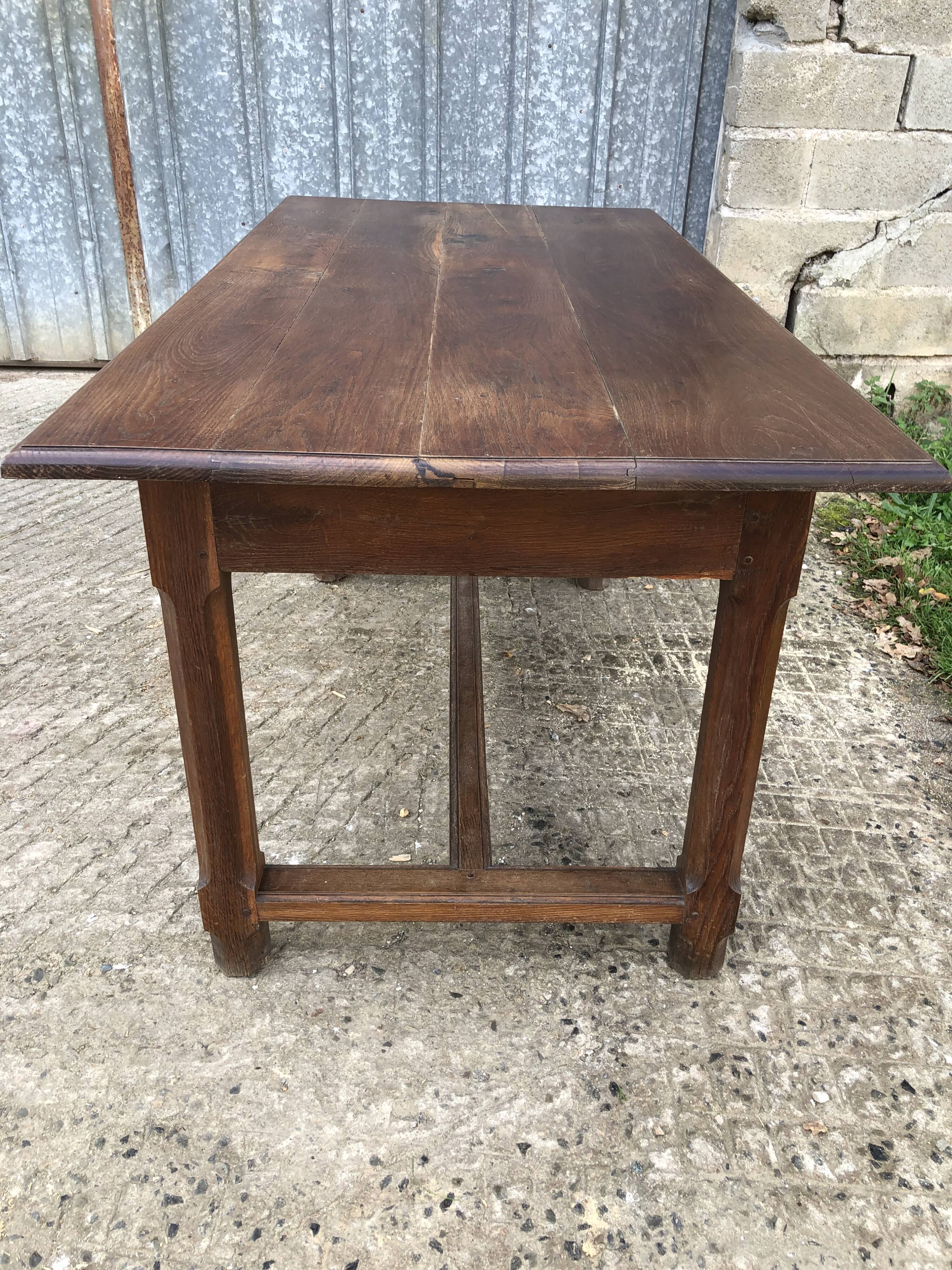 Table ancienne à barre à chat en chêne massif avec 2 tiroirs de face.