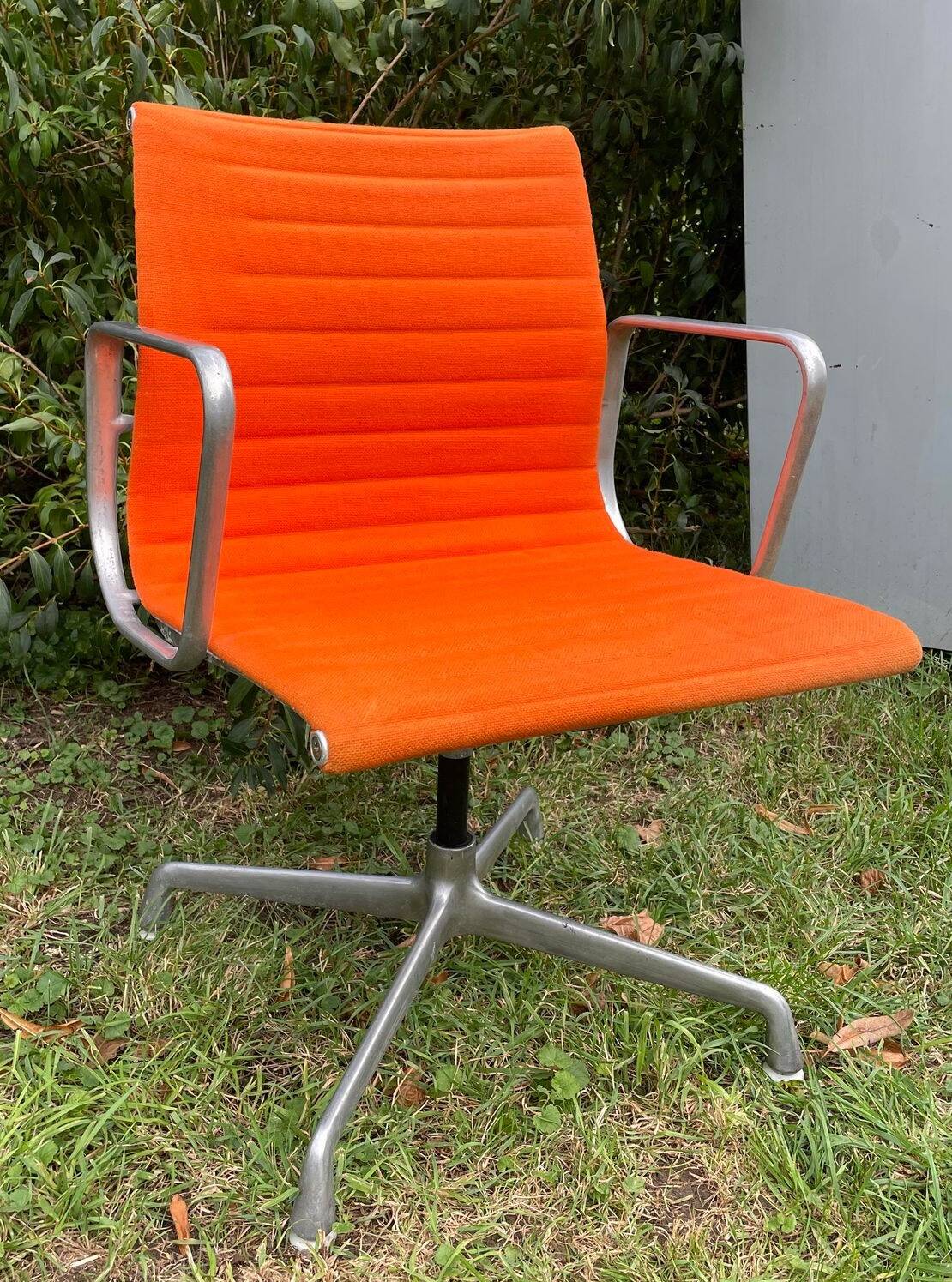 Vintage charles & ray eames design armchair for herman miller 1950 1960