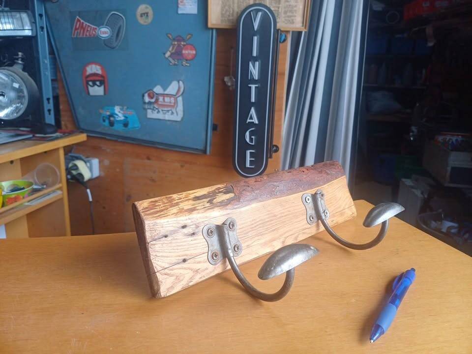 Vintage coat hook in solid wood and metal –