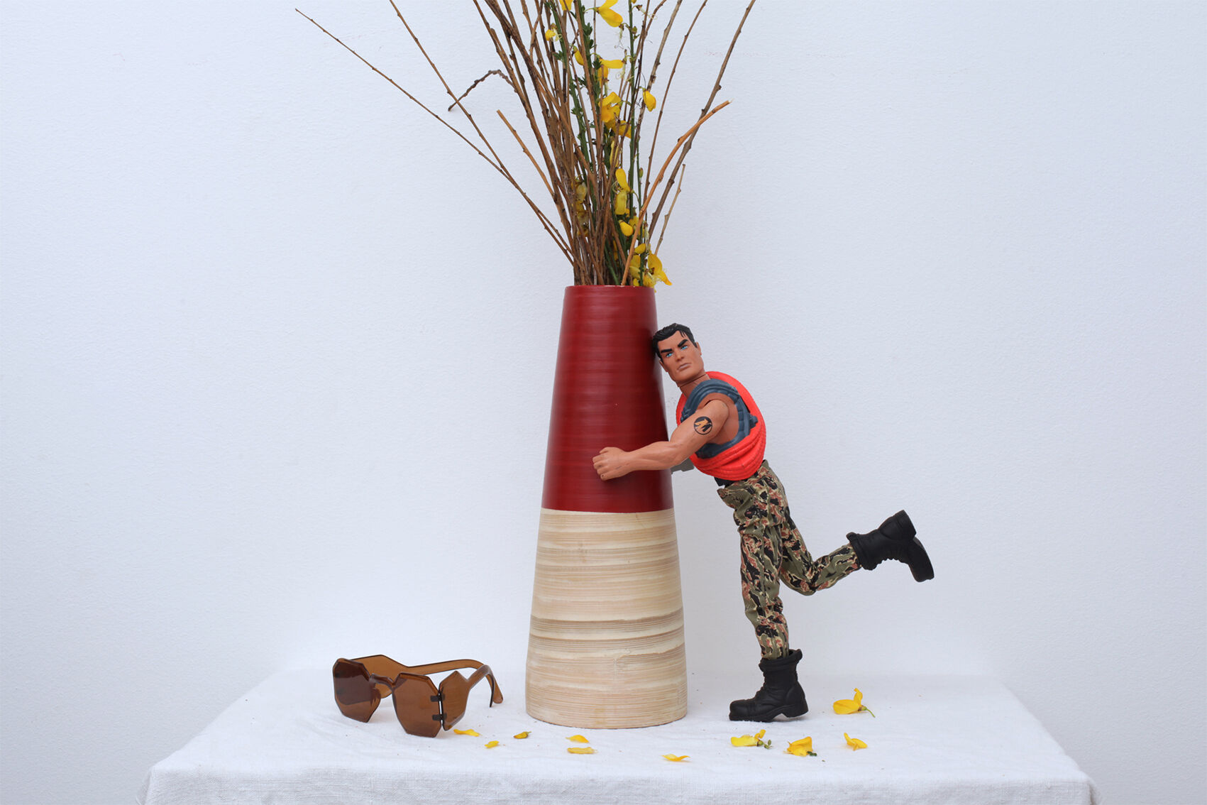 Red half-half-wood wooden vase