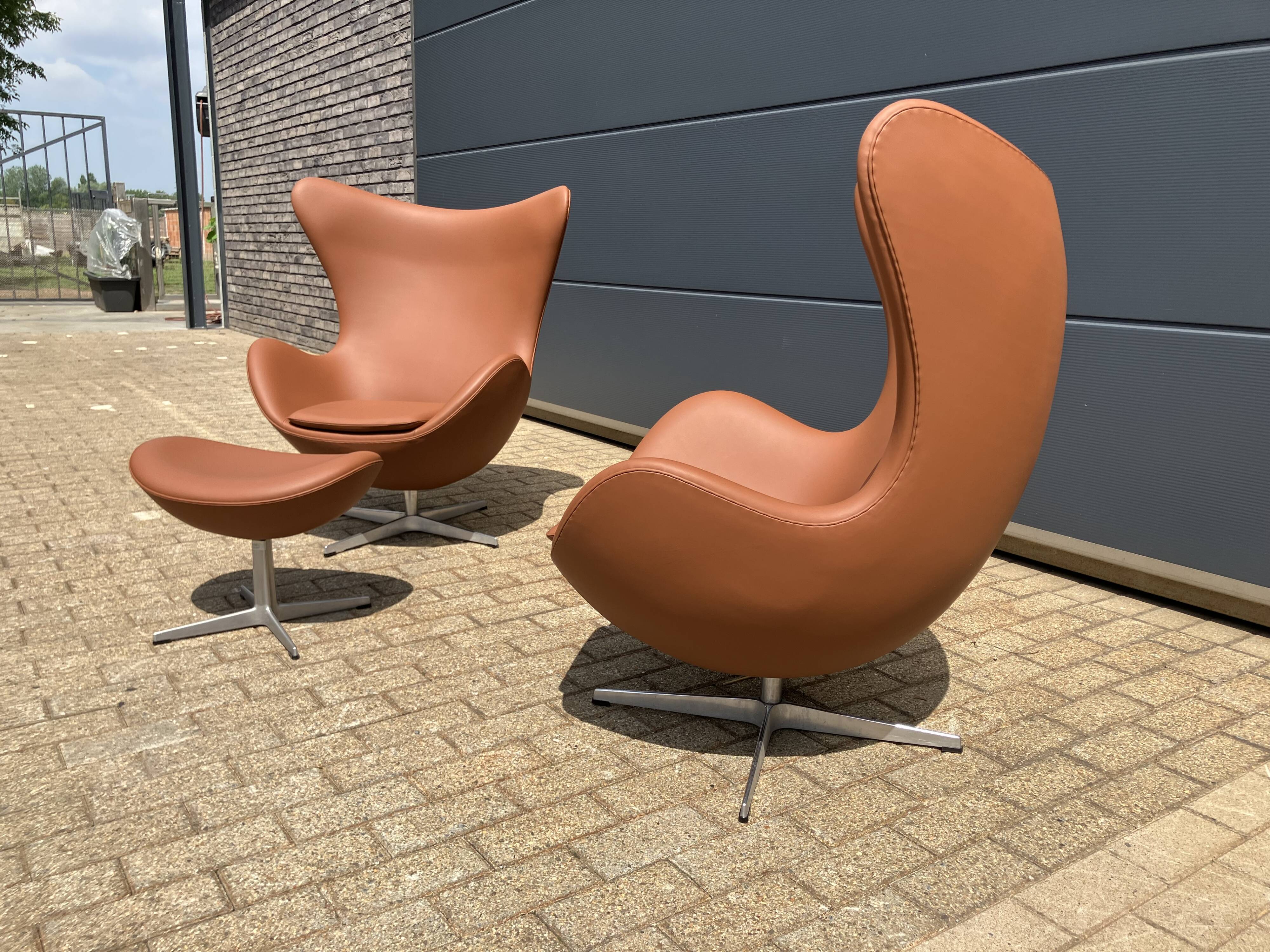2x Fritz Hansen Egg Chair +1x Ottoman in Cognac leather NIEUW!!