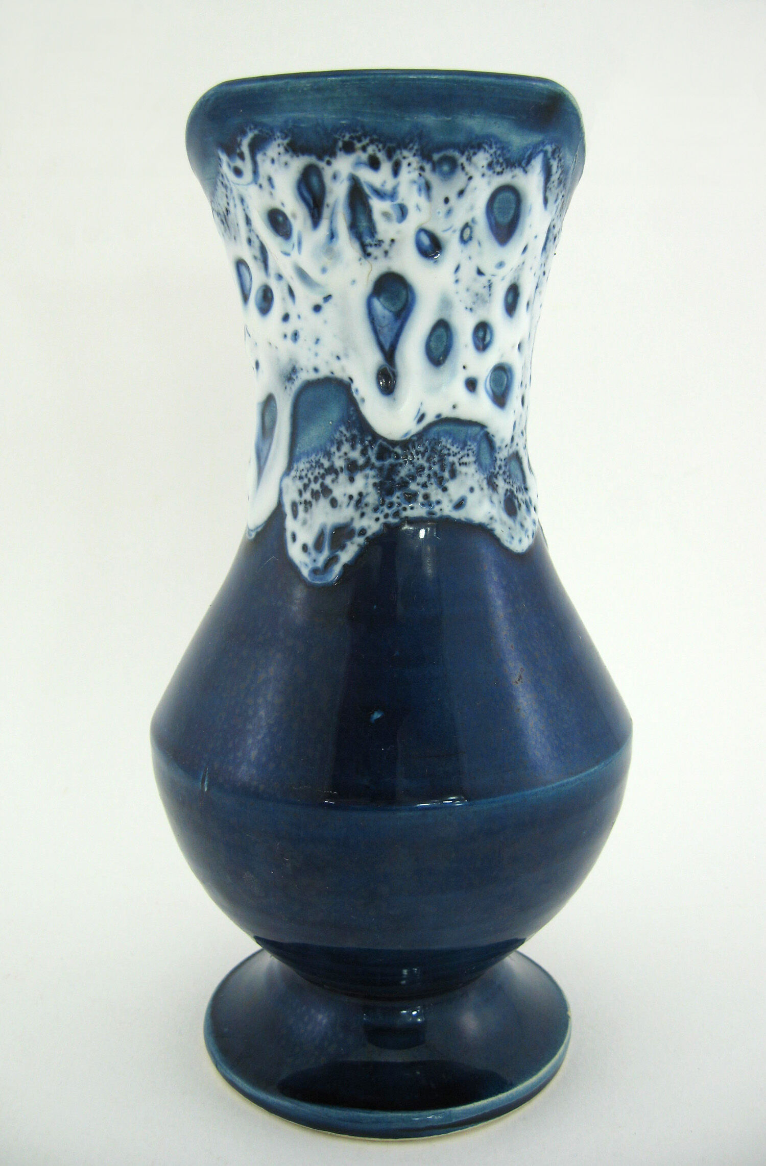 Pichet en céramique émaillée bleu marine - glaçure Fat Lava - vintage années 60