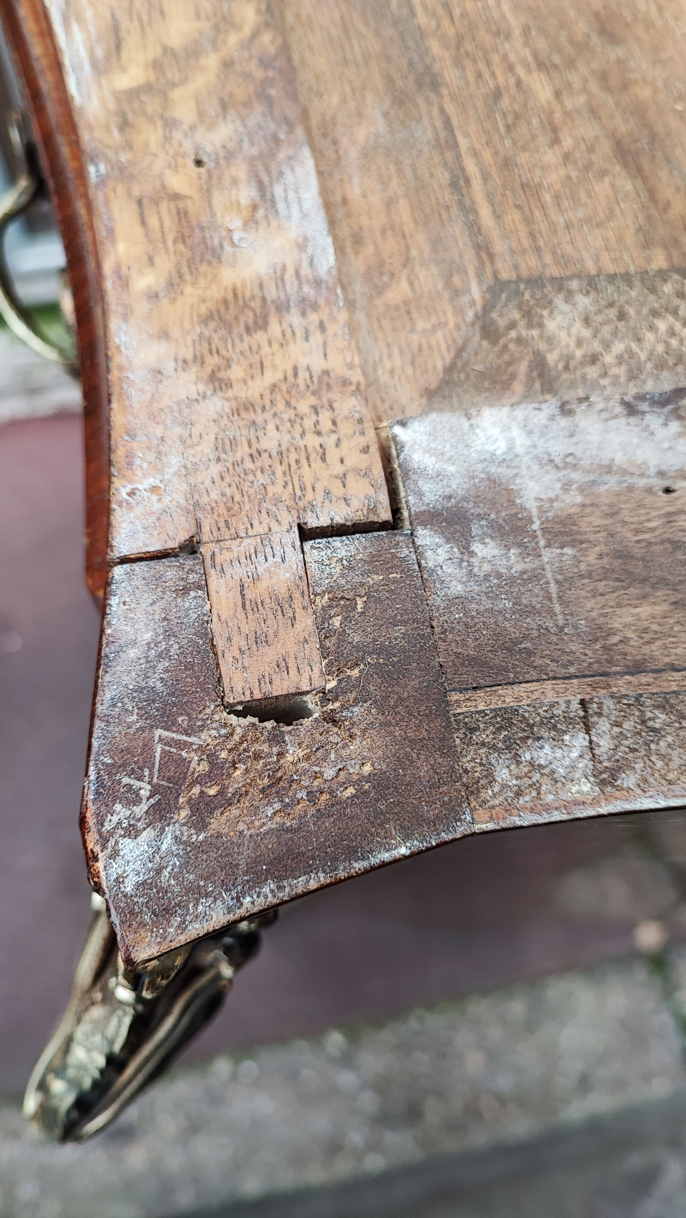 Semainier Louis XV marble brocatello and bronze