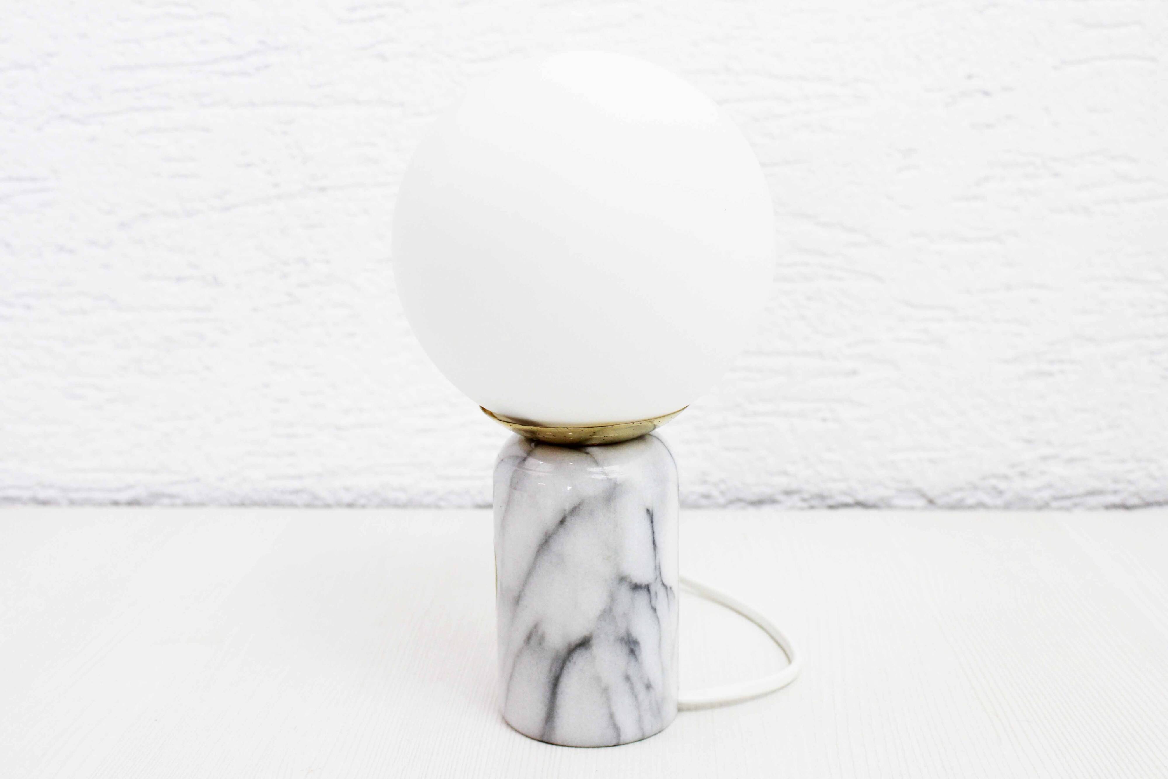 Lampe à poser en marbre et verre opalin