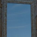 Miroir ancien chic et de style avec cadre bois sculpté en blanc cérusé et doré