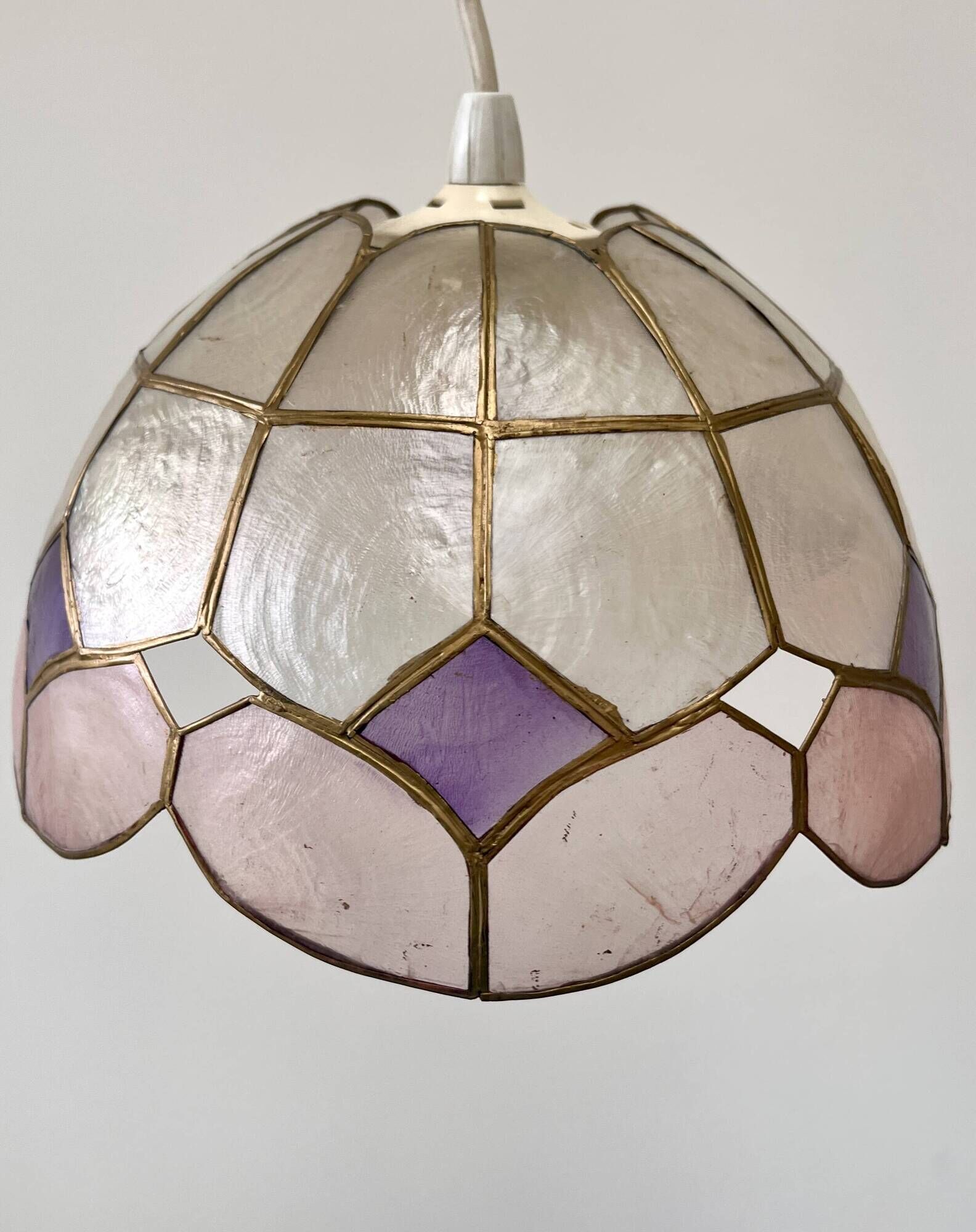 Pendant lamp in mother-of-pearl and brass arlequin pink