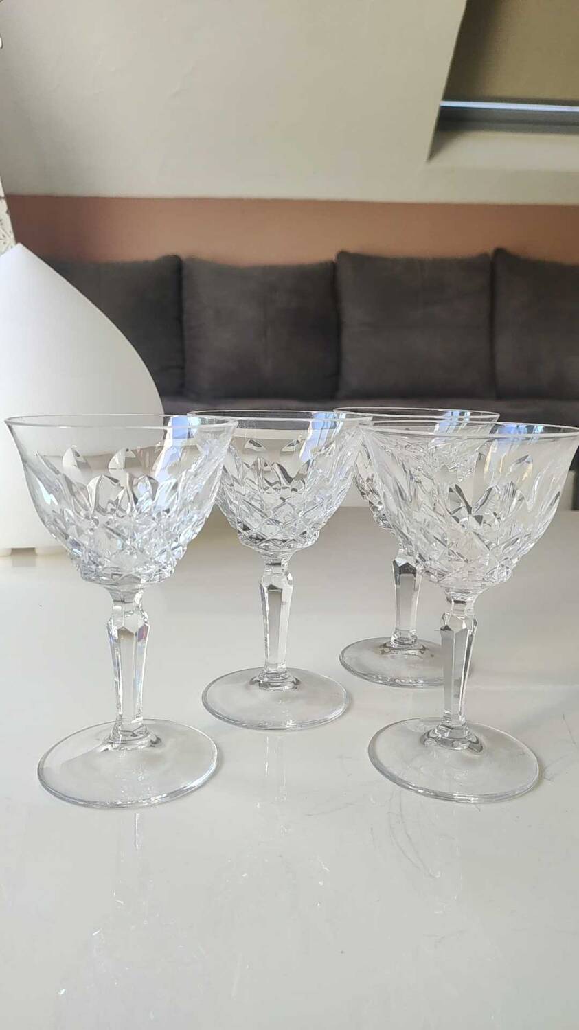 Lot 4 x White wine glasses with flared necks. Crisscross/water drop patterns..