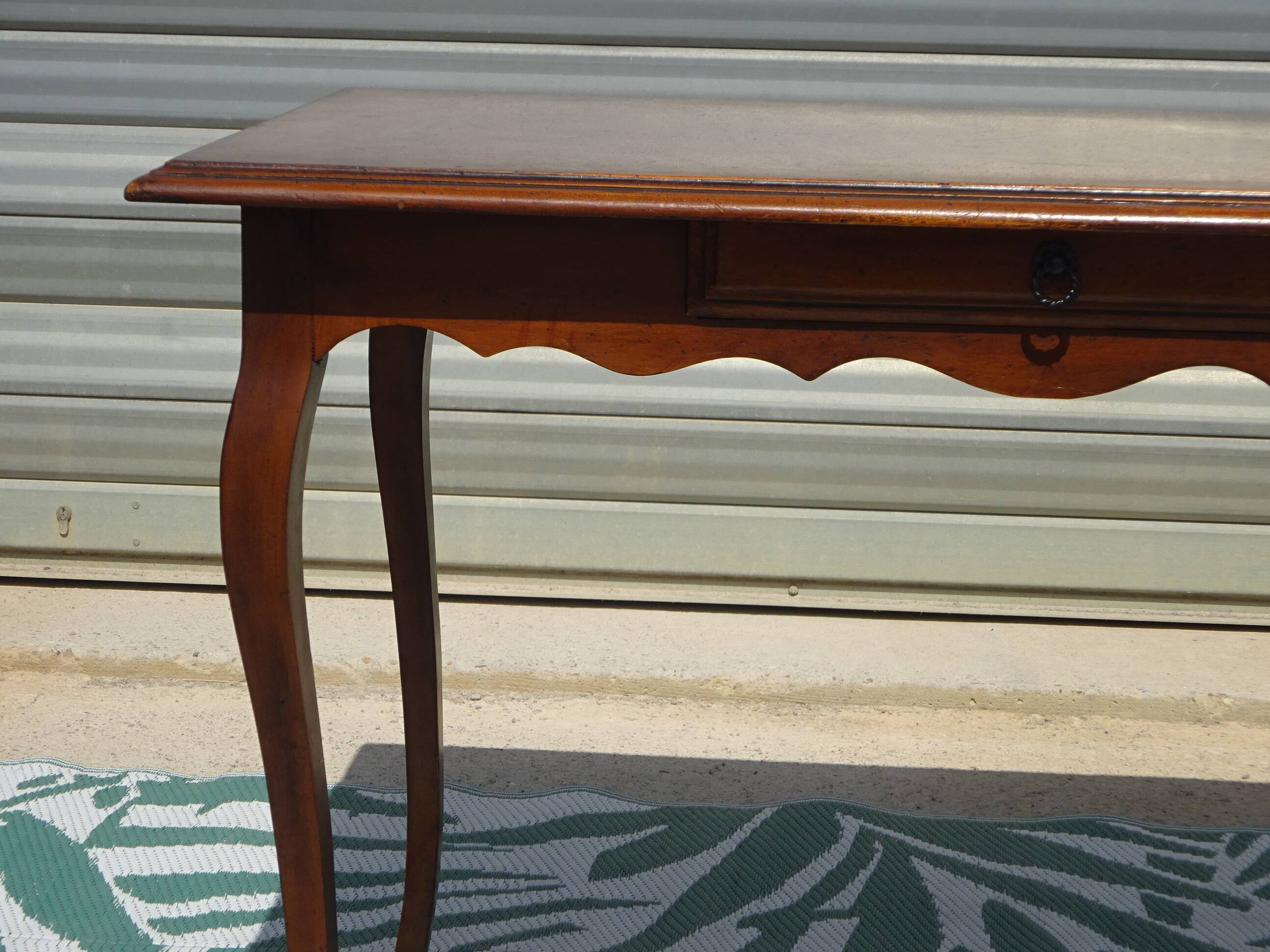 Petit bureau en bois de style Louis XV