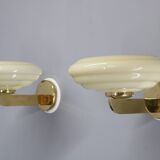 Paire d'appliques murales Art Déco tchécoslovaques des années 1940 en laiton avec abat-jour en verre opalin
