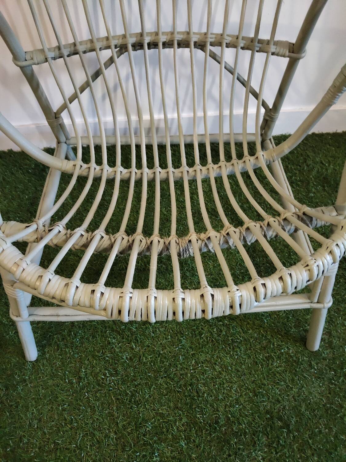 Fauteuil corbeille vintage en rotin – teinte vert gris