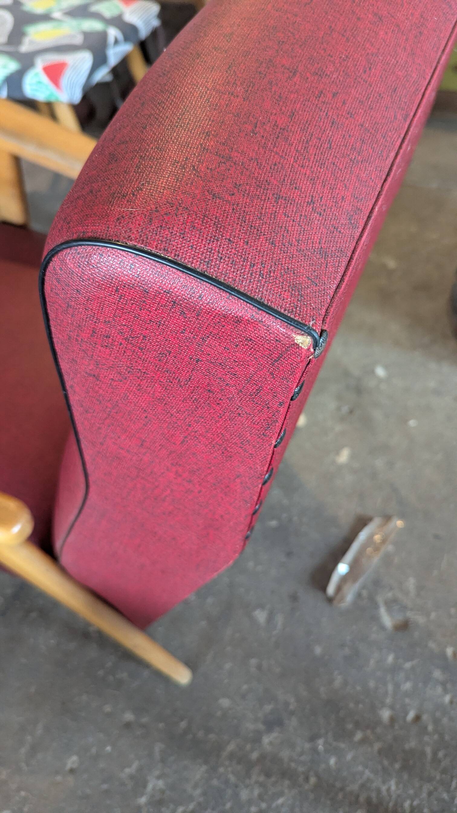 Fauteuil vintage piétement compas skaï rouge
