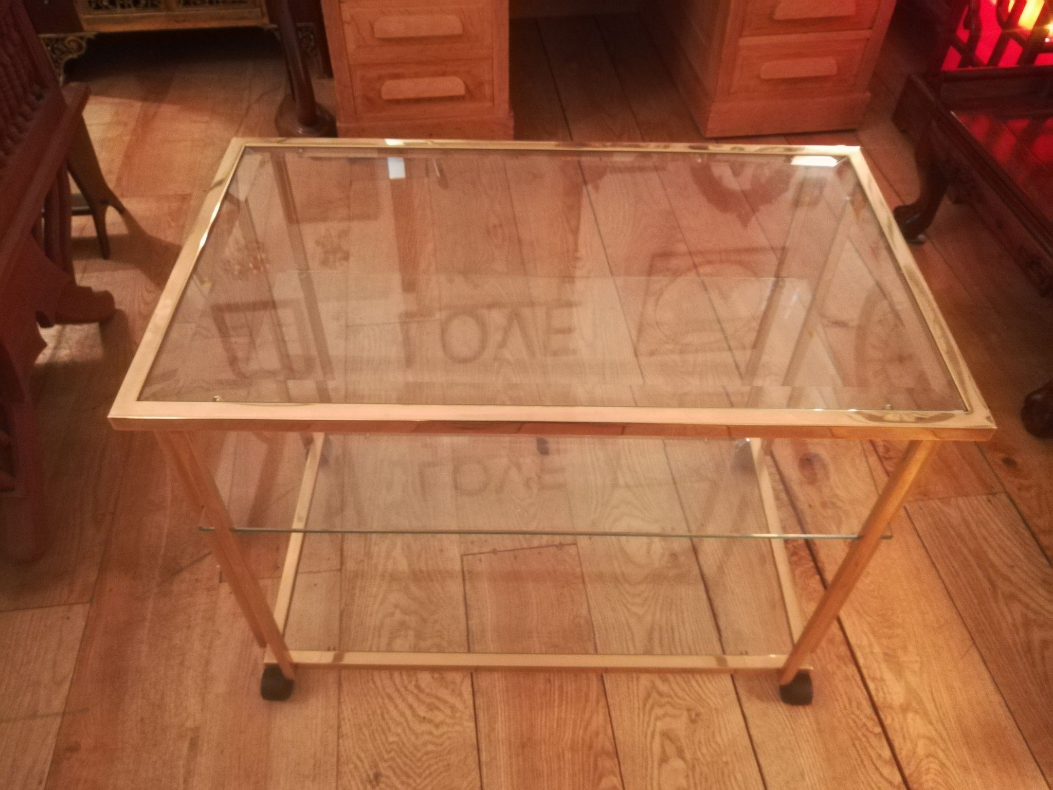 Desserte à roulettes en laiton doré et verre biseauté