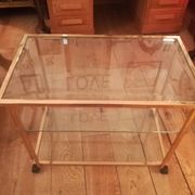 Desserte à roulettes en laiton doré et verre biseauté