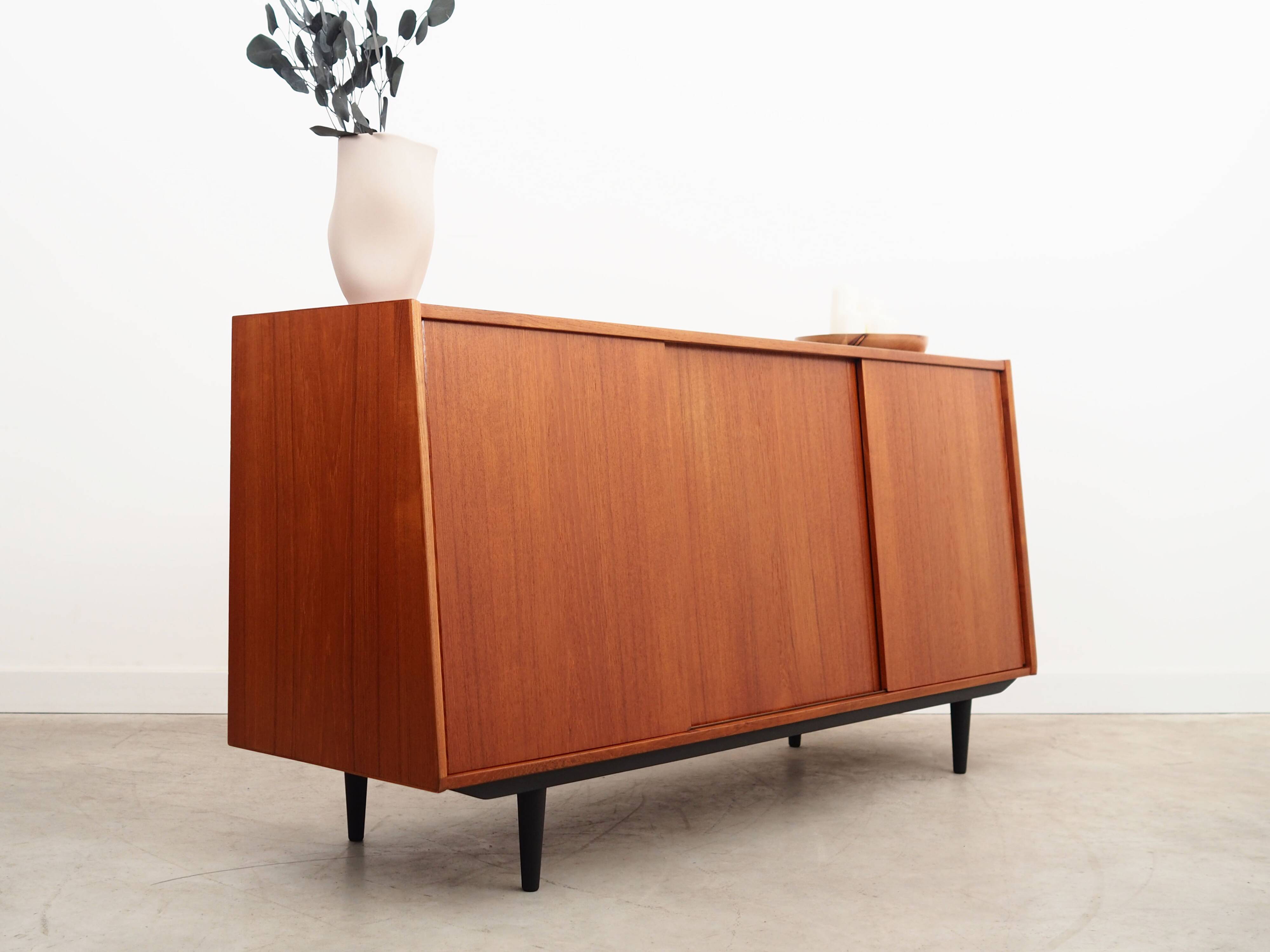 Buffet en teck, design danois, années 1970, production : Danemark