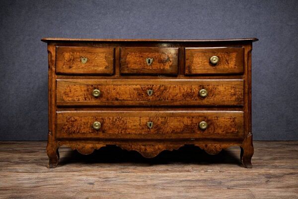 Commode époque Louis XV en noyer et loupe