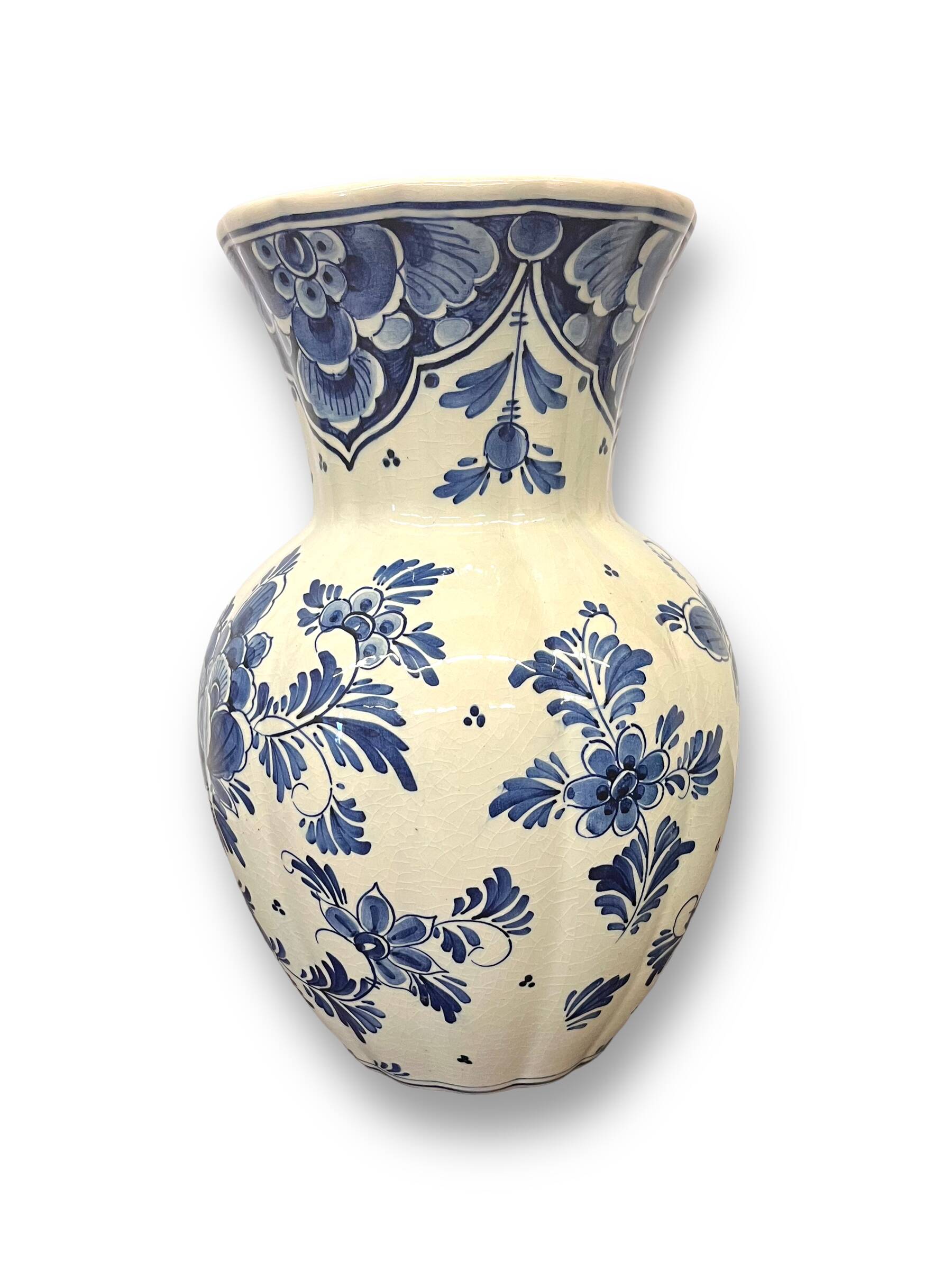 Vase with floral decorations and peacock-delft