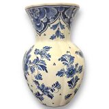 Vase with floral decorations and peacock-delft