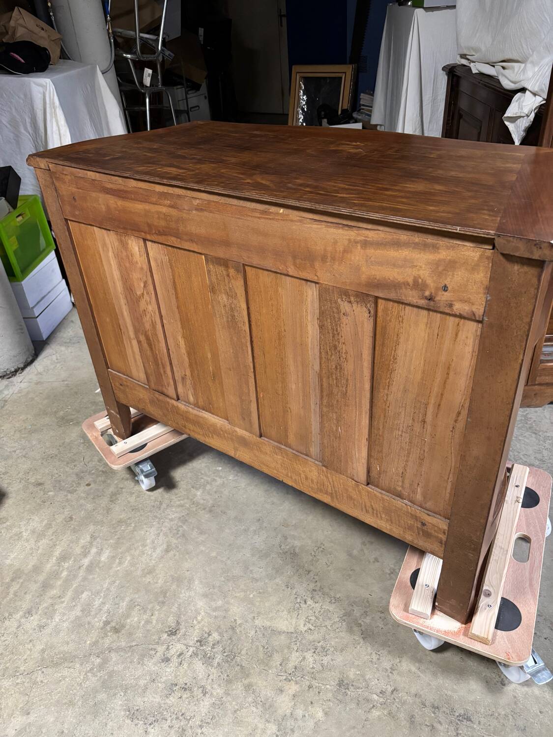 Walnut chest of drawers