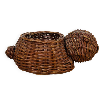 Wicker/rattan turtle pocket