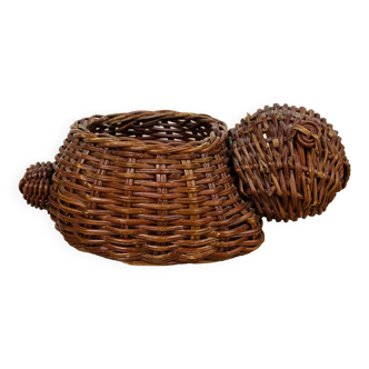 Wicker/rattan turtle pocket