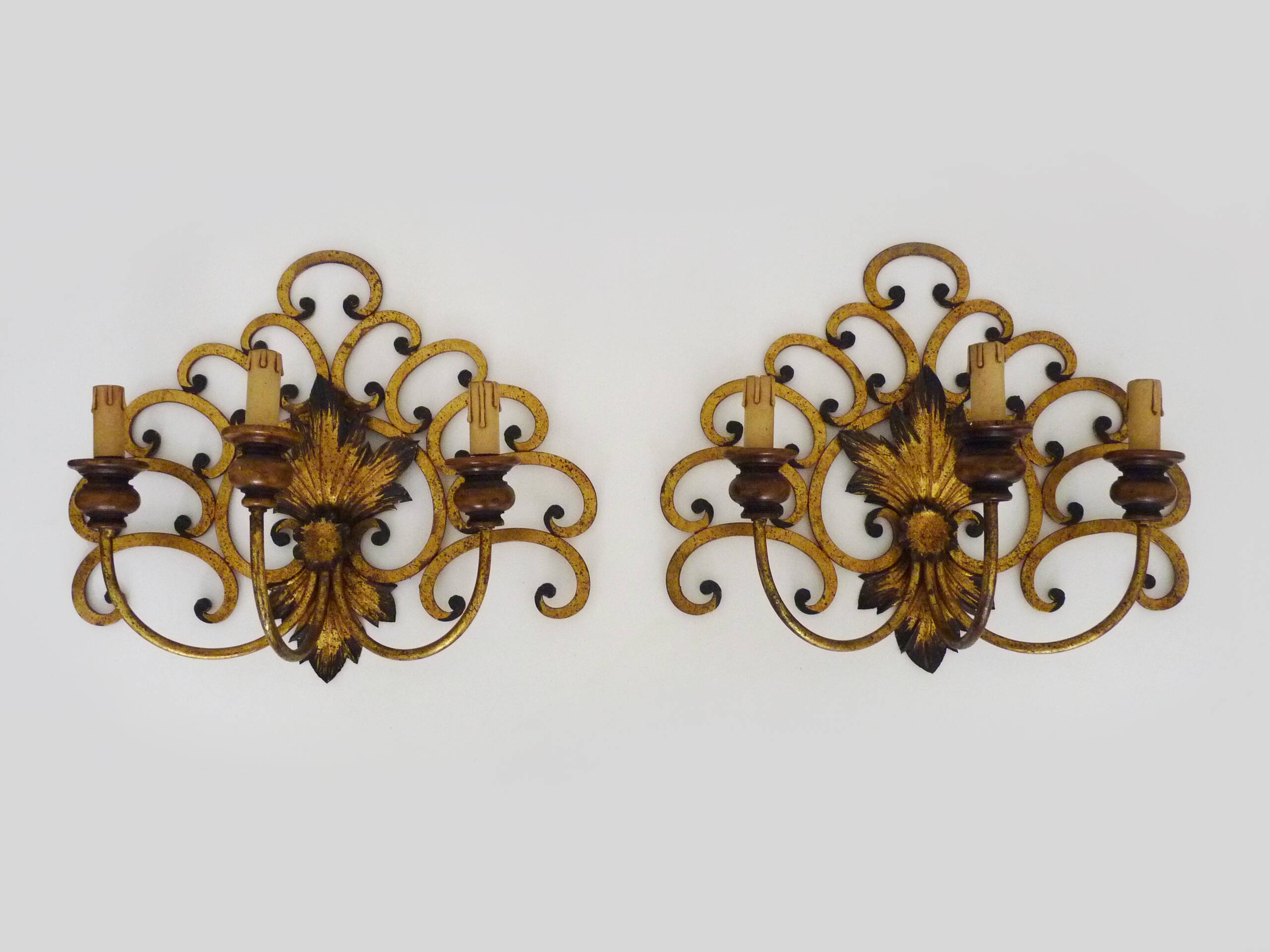 Large pair of Italian wall sconces in gilded wrought iron, 3 lights. 50