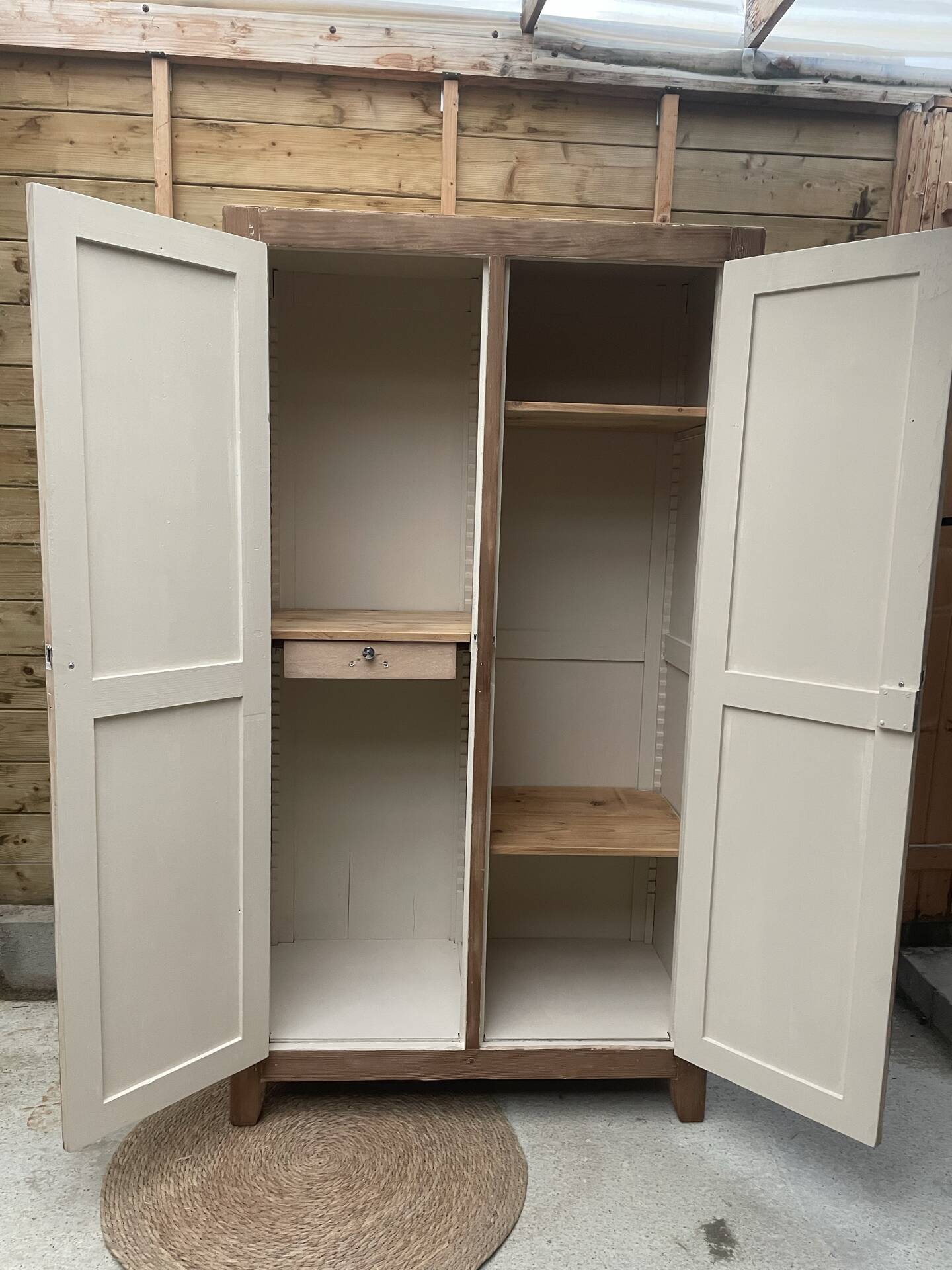 Armoire parisienne