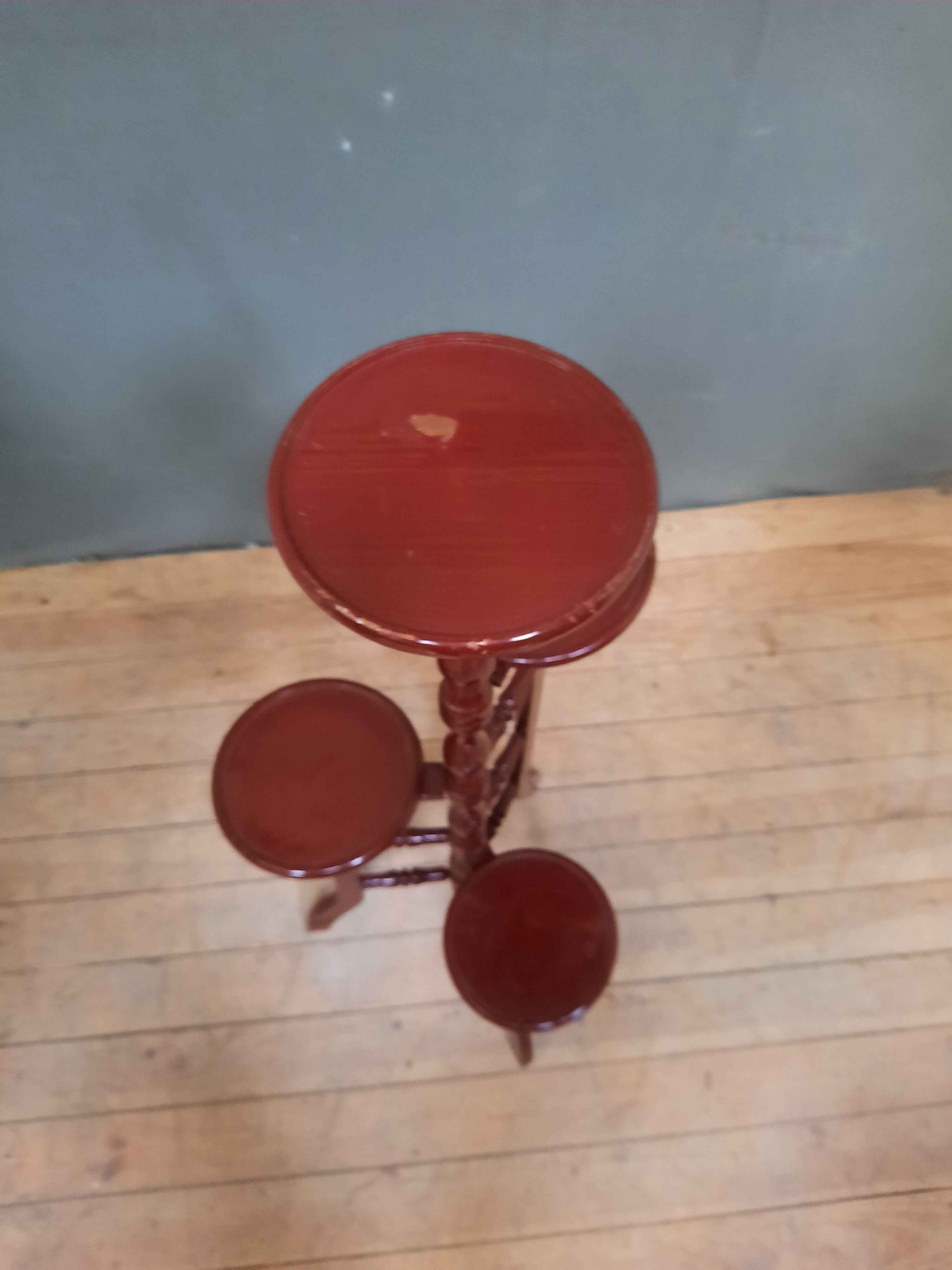 Pot door in red lacquered wood