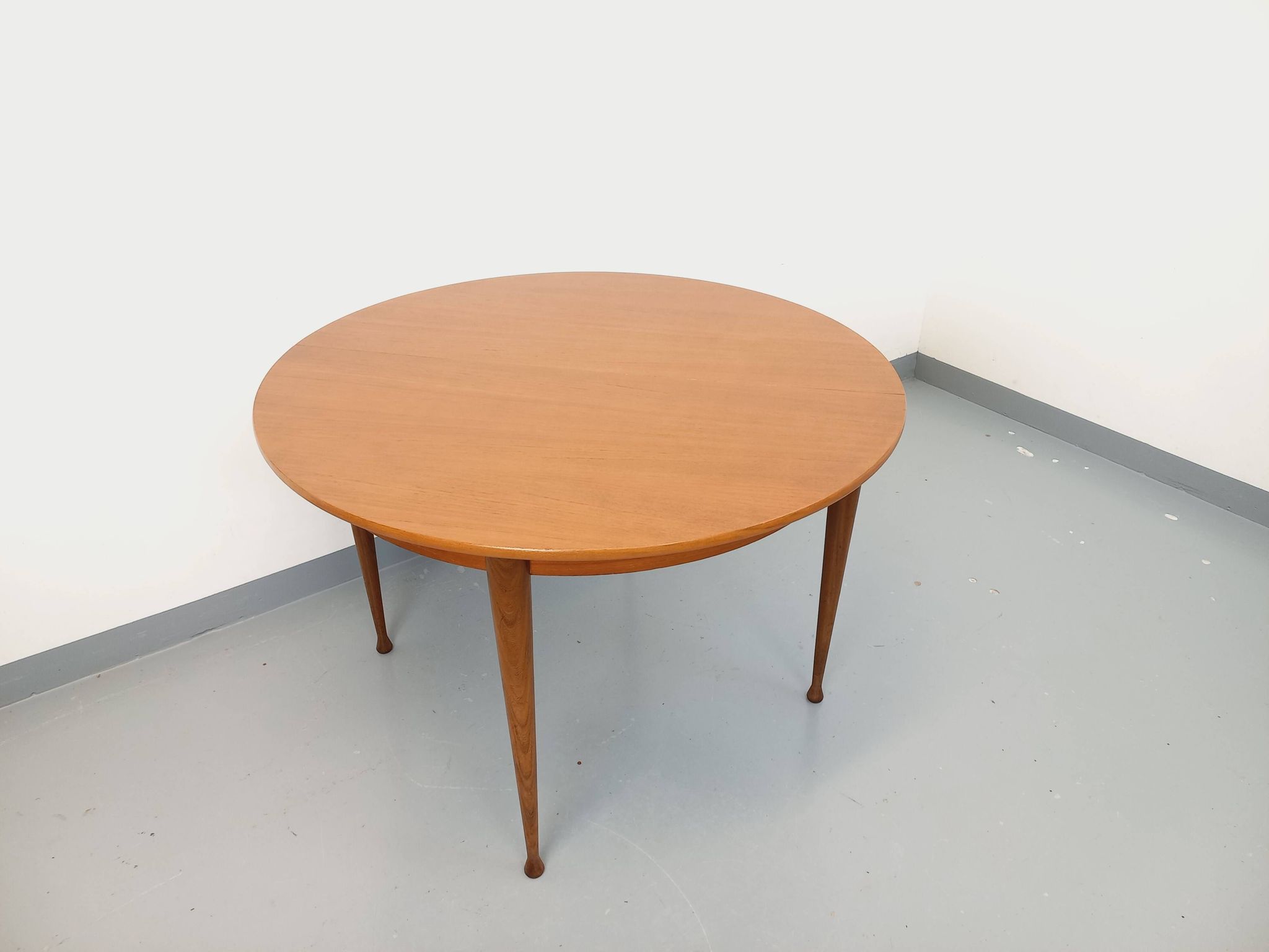 Round dining table in vintage Scandinavian style from the 50s and 60s in teak.