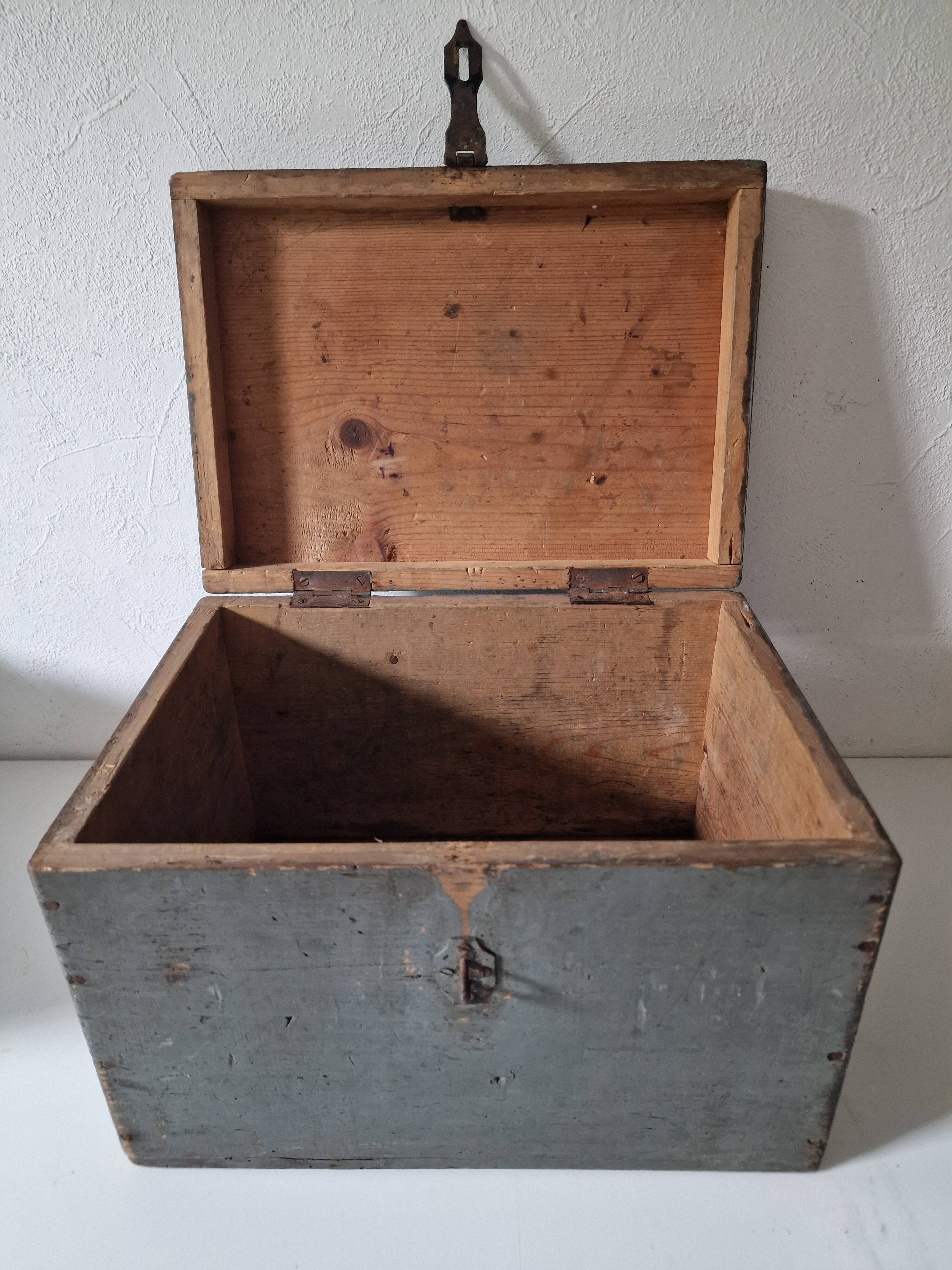 Boite coffre en bois patinée grise