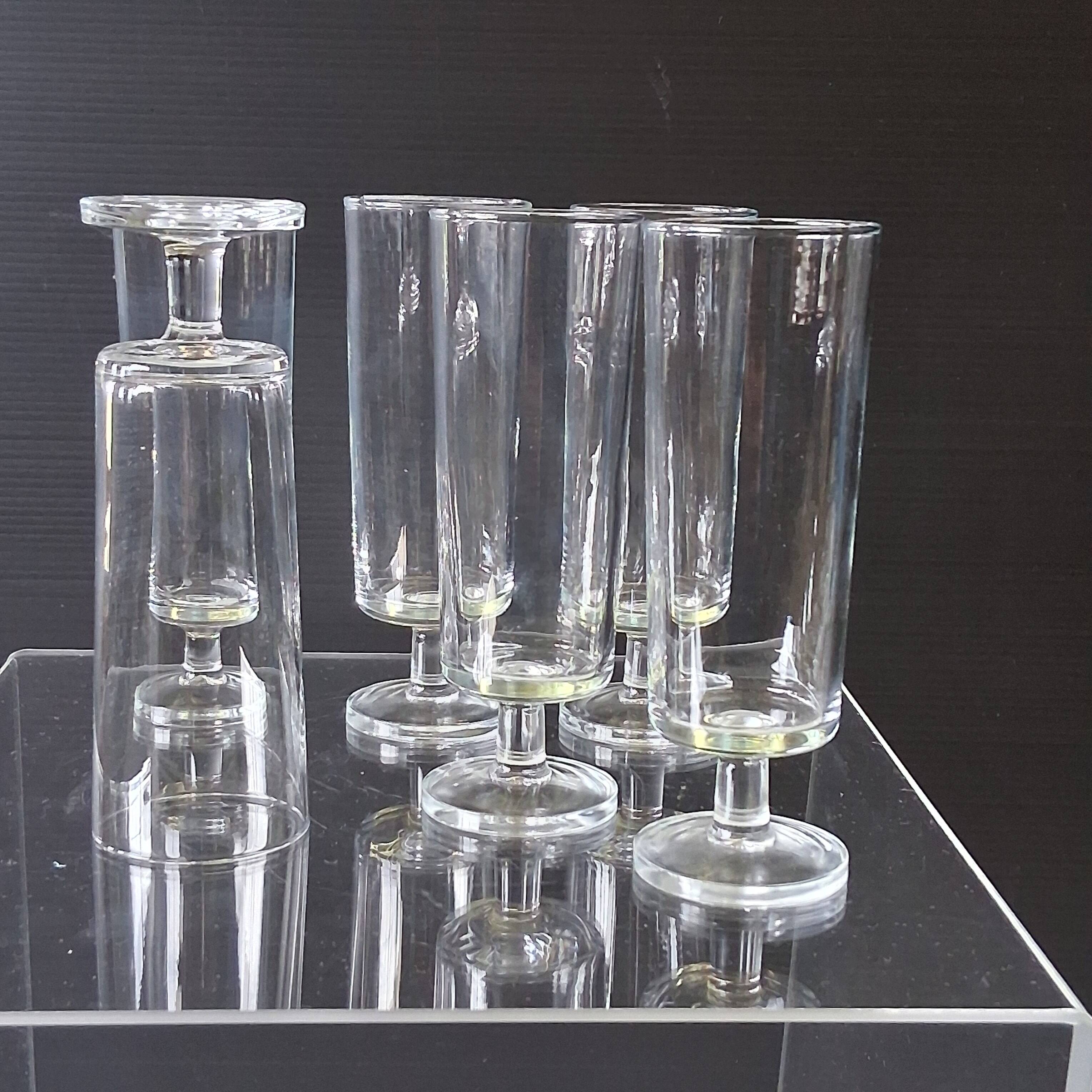 Set of 6 transparent glass flutes/coupes in very good condition.
