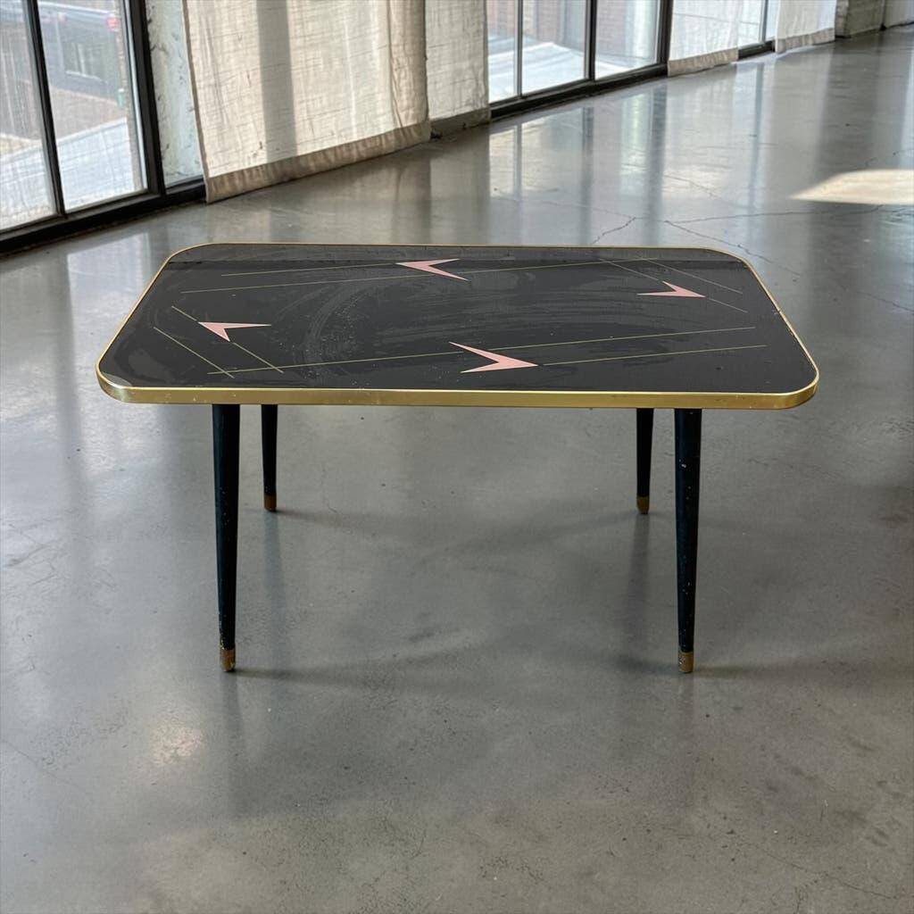 Table basse vintage en formica noir avec accent rose