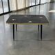 Table basse vintage en formica noir avec accent rose